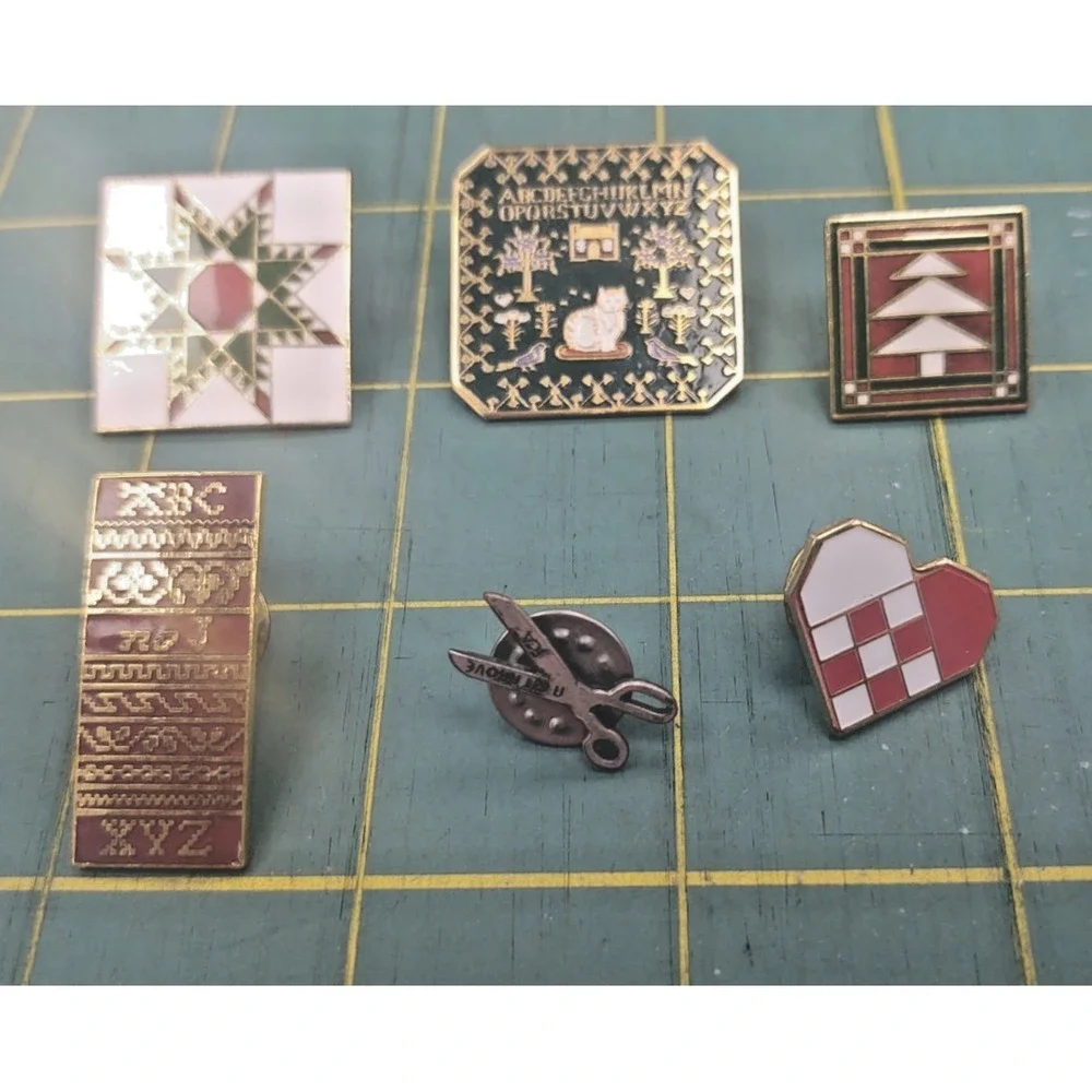 Vintage Lot Of 8 Quilting Cross Stitch Sampler Pin Backs Quilt Festival Shows